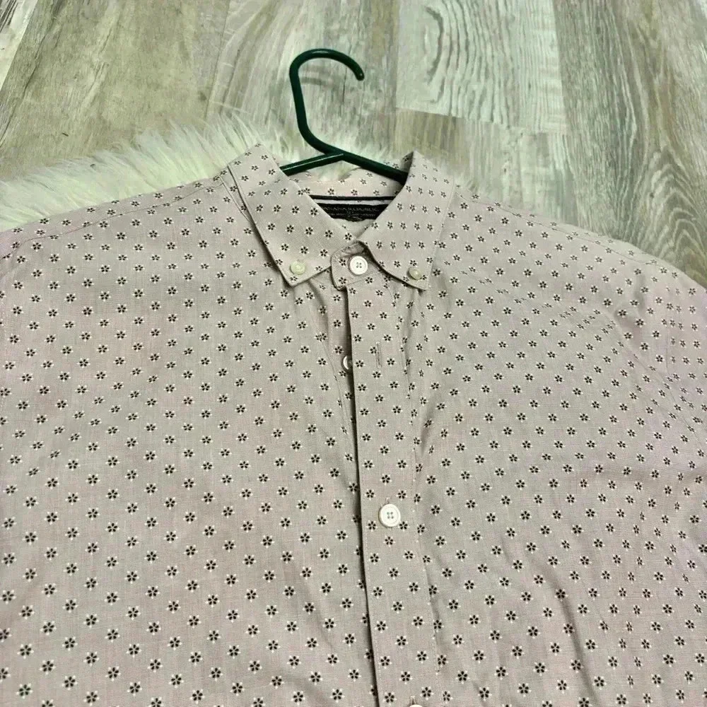 Banana republic Non-iron standard fit light pink flower button down shirt sz med